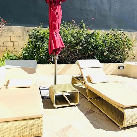Torri Katur 1 With Private Garden Daire