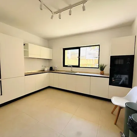 Torri Katur 1 With Private Garden Daire